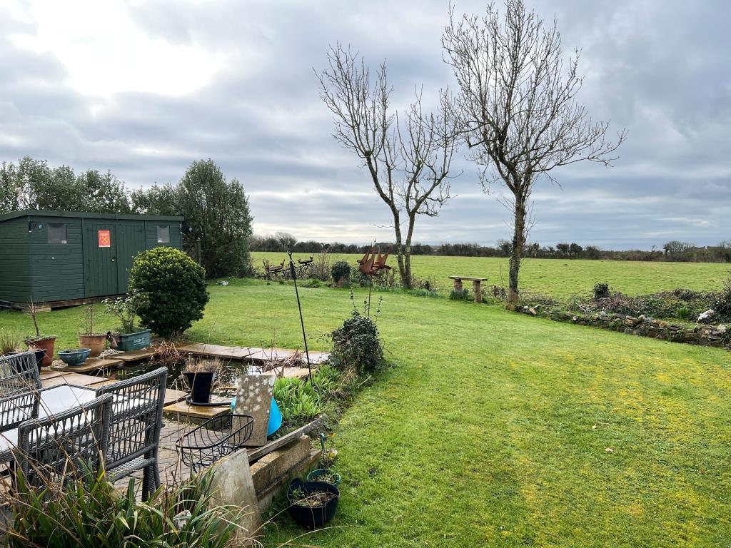Lot: 49 - DETACHED BUNGALOW ENJOYING SEA AND COUNTRYSIDE VIEWS -
